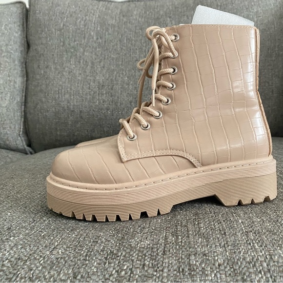 I never wore these they don’t have tag on them but I’ve never wore them - Picture 3 of 4